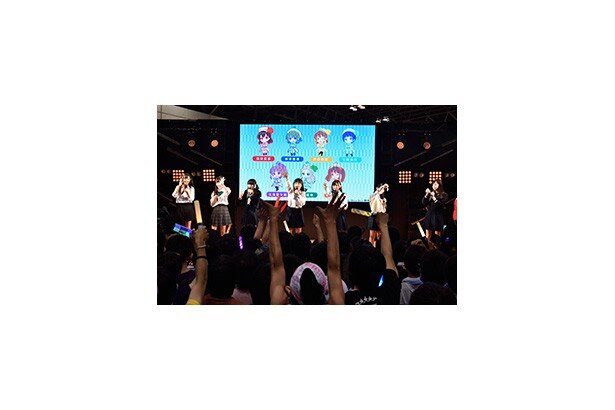 それぞれ自分の演じるキャラのラバーストラップを手に取り紹介するメンバーたち。会場のあちこちから「かわいい！」と声が<br>