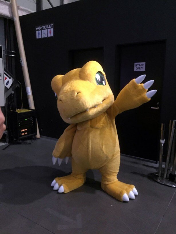 イベント終了後は、アグモンが手を振りながらお見送り。夢のようなイベントに名残惜しさを感じる観客の姿もみられました<br>