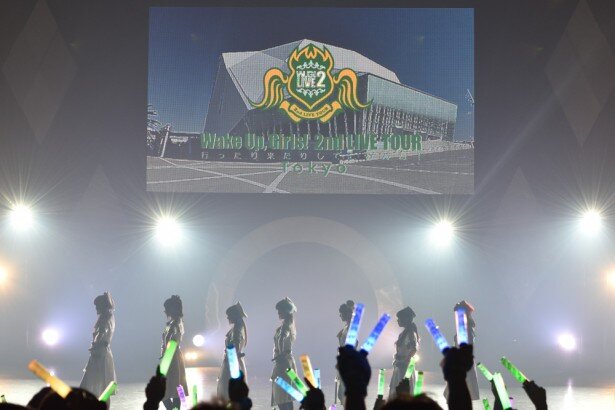 【写真を見る】ライブは、会場である舞浜アンフィシアターの円型ステージを活かした演出でスタート！1曲目の「7 Girls War」からテンションは一気にMAXへ！<br>