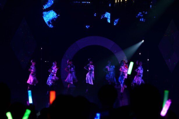 3曲目「素顔でKISS ME」では大人っぽい雰囲気で魅了<br>