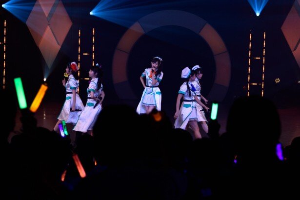 吉岡茉祐さん、永野愛理さん、山下七海さん、奥野香耶さん、高木美佑さんの5人で歌う「セブンティーン・クライシス」。高木さん初のセンターを務めあげました<br>