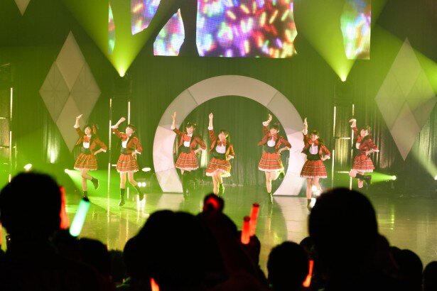 劇中内ライバルグループであるI-1clubの楽曲を歌う場面では、メンバーそれぞれがWUG!とは異なるキャラに扮していました<br>