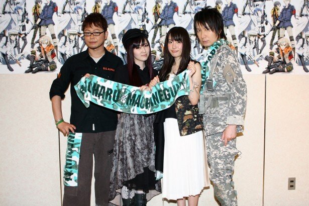 左から興津和幸さん、喜多村英梨さん、小松未可子さん、前野智昭さん。手には前野さんがイベント中に首に巻いていたのと同じマフラータオルが<br>