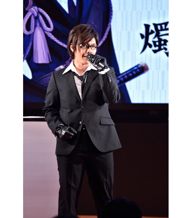 【写真を見る】燭台切光忠のイメージに合わせて用意したという佐藤拓也さんの衣装に、熱い歓声が！<br>