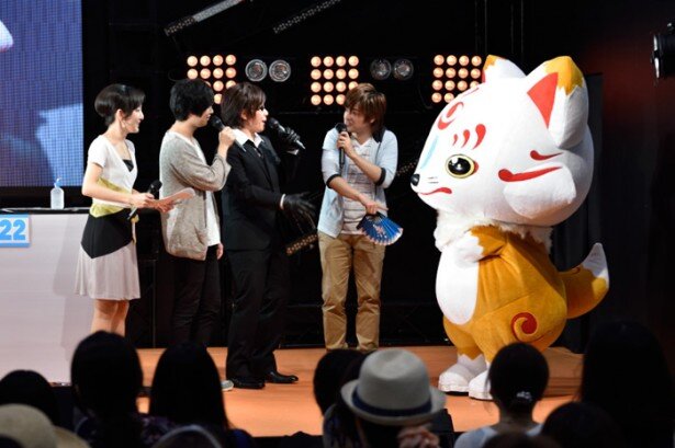 「こんのすけ」と初対面の3人。尻尾をパタパタと動かす姿に「そんなギミック入れて！」と驚いていました<br>