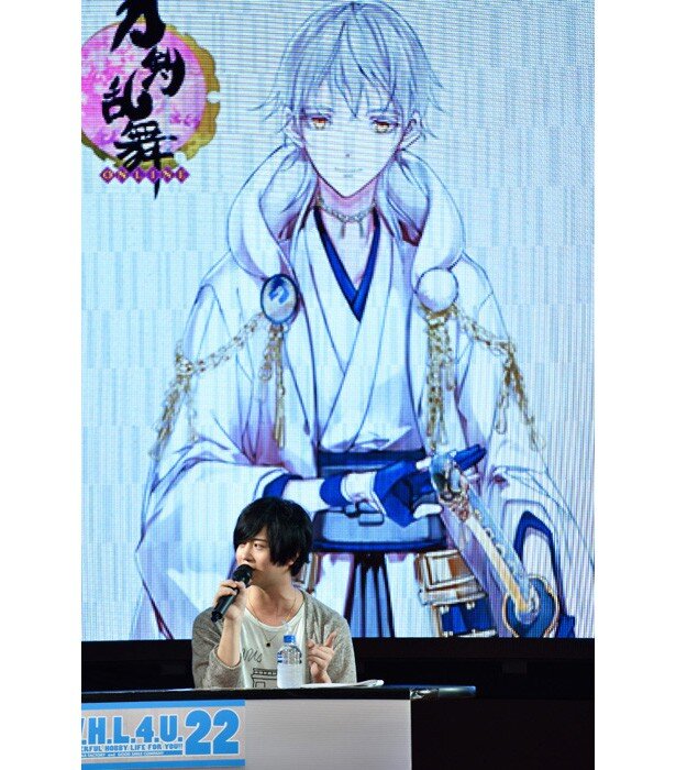 斉藤さんは、「驚き、驚かされることが大好きな鶴丸。見た目は儚げなのに、おもしろい一面もあって、そのギャップがいい」と、鶴丸の魅力を紹介<br>