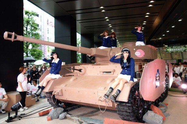 コスプレあんこうチームとともに除幕されたIV号戦車D型改(H型仕様)の実物大レプリカ<br>(C)GIRLS und PANZER Projekt IV号戦車日本上陸作戦実行委員会