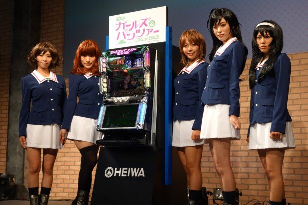 【写真を見る】こちらもこの日初公開となったパチスロ「ガールズ＆パンツァー」<br>(C)GIRLS und PANZER Projekt IV号戦車日本上陸作戦実行委員会