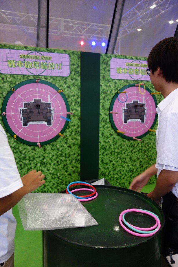 輪投げや射的、スタンプラリーなどの催しに多くのファンがチャレンジしていました<br>(C)GIRLS und PANZER Projekt IV号戦車日本上陸作戦実行委員会