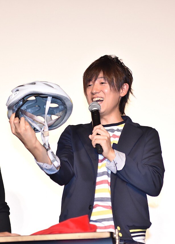 【写真を見る】坂道モデルのヘルメットに大喜びの山下大輝さん<br>(C)渡辺航（週刊少年チャンピオン）/劇場版弱虫ペダル製作委員会