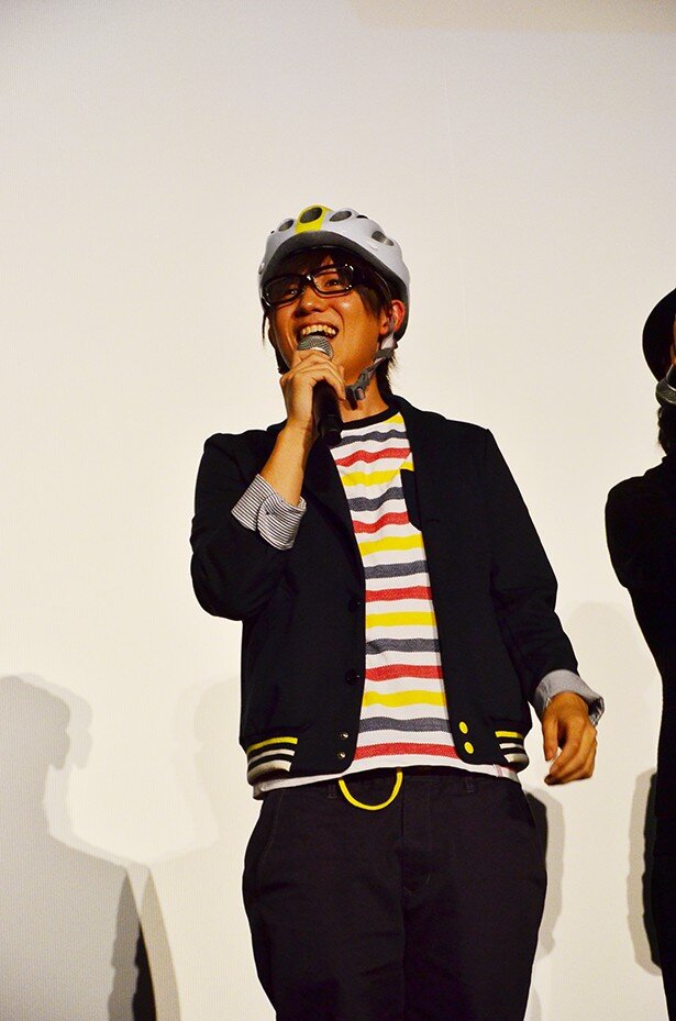 さっそくヘルメットを被ってご満悦の山下大輝さん<br>(C)渡辺航（週刊少年チャンピオン）/劇場版弱虫ペダル製作委員会