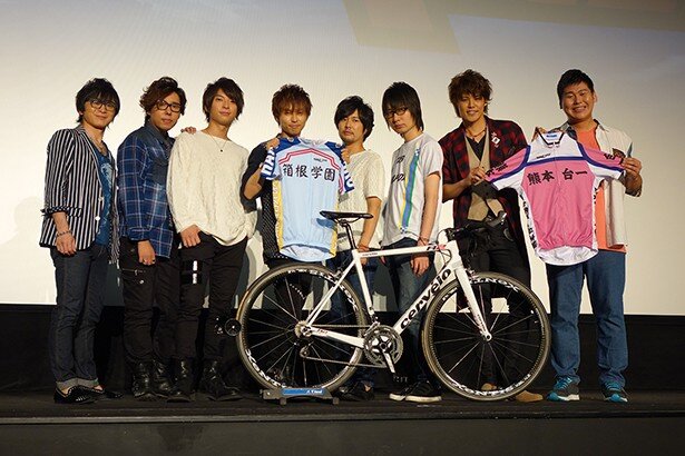 左から阿部敦さん、日野聡さん、柿原徹也さん、代永翼さん、吉野裕行さん、前野智昭さん、宮野真守さん、田尻浩章さん<br>(C)渡辺航（週刊少年チャンピオン）/劇場版弱虫ペダル製作委員会