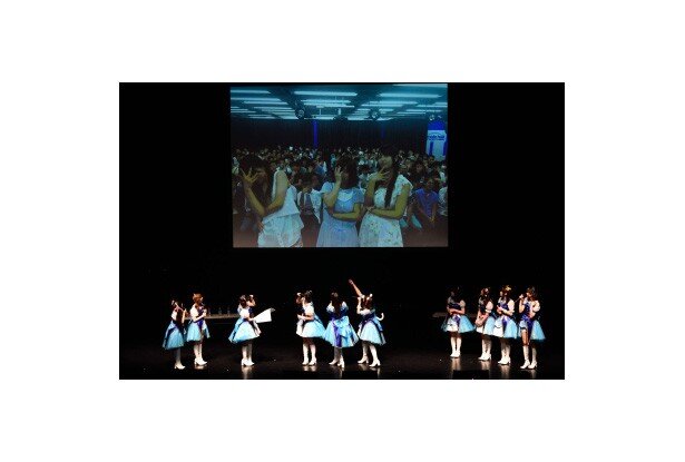 新宿のお渡し会での1枚は、お題の「Shine!!」の逆をいくダークなポーズを全員でキメ。福原さんの体の仰け反り具合には「さすが」の声が<br>