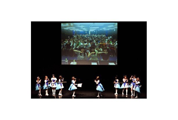広島のお渡し会に参加したのは山本希望さん・原紗友里さん・三宅麻理恵さん。「Shine!!」もとい「シャイ〜ン」のポーズだそう。淡々と説明する山本さんがシュールでした<br>