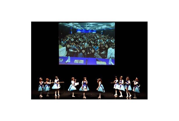 大阪のお渡し会に参加したのは福原さん・松嵜さん・安野希世乃さん・。松井恵理子さん。お客さんも参加して全員でつくった円陣は壮観！<br>