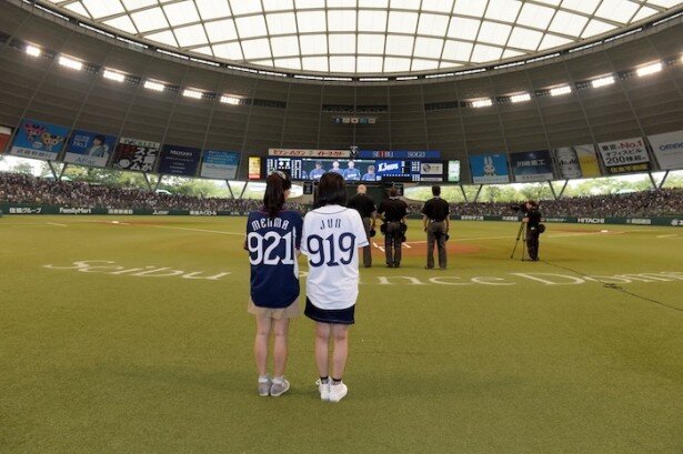 ユニフォームは水瀬さんが「919」と「JUN」、茅野さんが「921」と「MENMA」の背番号と名前入り<br>(C)KOKOSAKE PROJECT