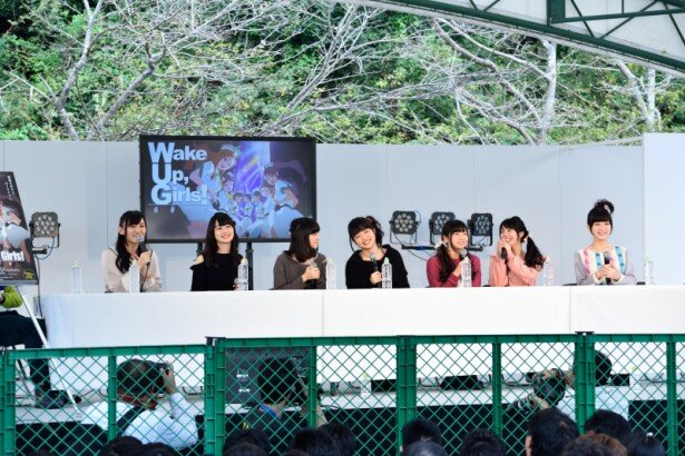 ステージ前には7人揃ったWake Up, Girls！を見ようと、徳島のワグナー(=Wake Up, Girls！ファン)がぎっしり。そんな状況でも笑いを絶やさない彼女たちからは、確かな成長が感じられました<br>