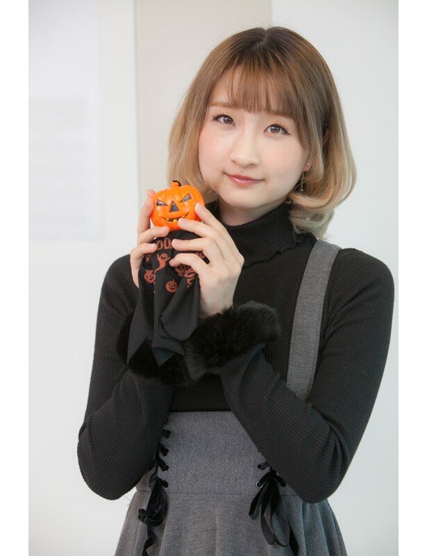 ユニット“KARAKURI”の空栗ヒトハと空栗フタバの2人を演じる秋奈さん<br>