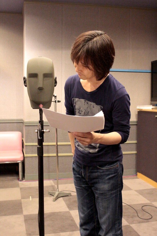 【写真を見る】ダミーヘッドマイクに語りかけるように収録する平川さん<br>