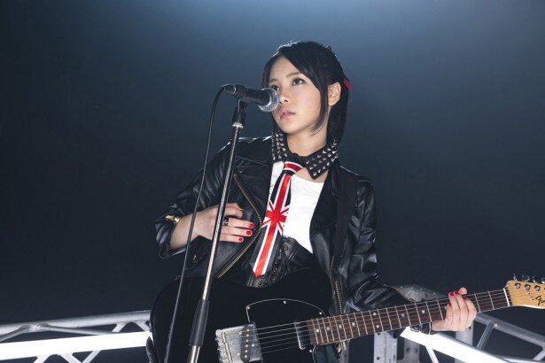 弱冠18歳の西沢幸奏さん。インタビューでは歳相応の明るい受け答えながらも、音楽への情熱をひしひしと感じさせてくれました<br>