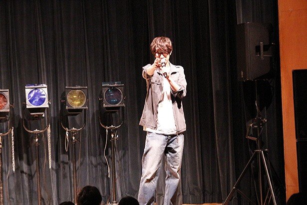 エアー拳銃で客席をズキュンと撃ち抜く江口さん<br>(C)TSUKIUTA.(C)TSUKIPRO