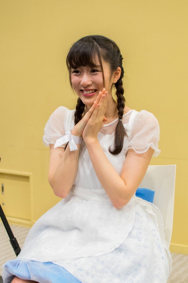 ＜花房里枝＞ニックネームは苗字が由来の“フラワー”。イメージカラーはブルー。趣味は海外ドラマを見ることで、好きになったきっかけはディズニー・チャンネルとのこと<br>