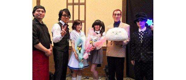 チノ＆水瀬いのりさんの誕生日を祝うため意外な人も登場！ 左からバリスタの伊藤さん、速水奨さん、水瀬いのりさん、村川梨衣さん、清川元夢さん、PandaBoYさん<br>