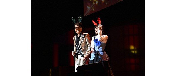うさ耳とトナカイ耳を付けてトークする速水さんと水瀬さん。仲の良さは実際の親子さながら!?<br>