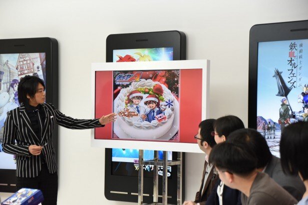 痛ケーキに興味津々の浪川さん<br>