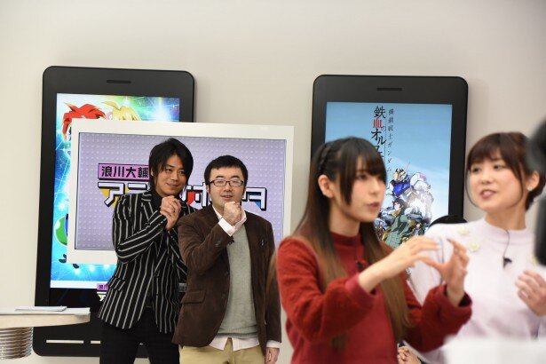 前田さん、佐武さんが担当する「アニメ予報」コーナーで、後ろから見守る浪川さん<br>