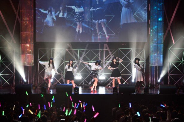 キメポーズで登場した出演者。左から、ハッカドール4号役の上田麗奈さん、2号役の奥野香耶さん、1号役の高木美佑さん、3号役の山下七海さん、0号役の柚木涼香さん<br>