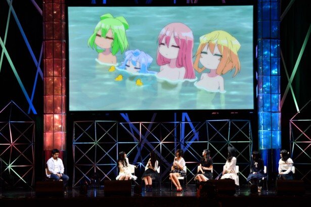 女の子たちに混じって温泉に入る“男の娘”のハッカドール3号は、実は10歳だったことが判明！<br>