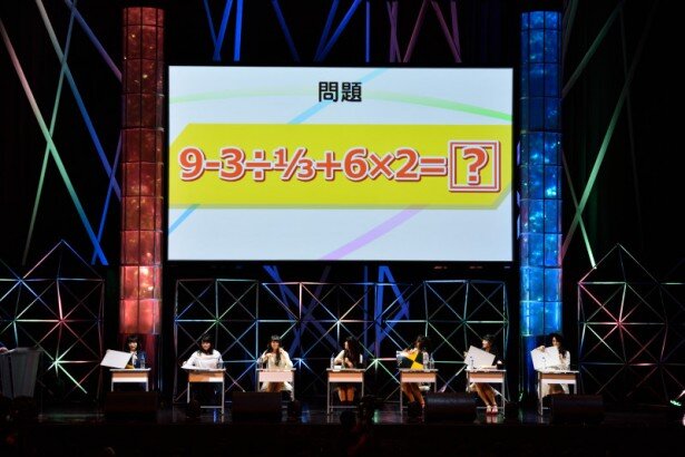 算数の学力テストでは、ハッカドール1号・2号・3号が揃って正解！ 山下さんは回答ボードに計算式も書き込んでいました<br>