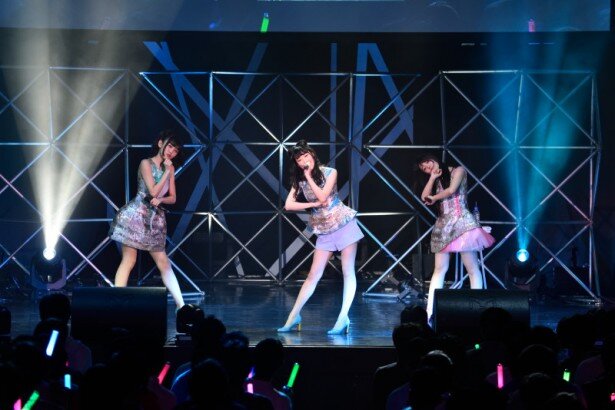 パーソナルエンタメAIのハッカドールらしい、アンドロイド的な動きが特徴のダンスも披露<br>