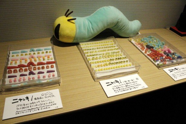 会場前には「ニャッキ！」で実際に使われたクレイモデルなどが展示。スタート当時は日本でクレイ(粘土)が手に入らず、アメリカで買い求めていたそうです<br>
