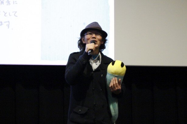 「ニャッキ！」のぬいぐるみを抱きながらトークしていた伊藤有壱監督<br>