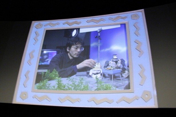 保田監督による「ロボット パルタ」制作風景。表情が変わるたびに頭を差し替えながら、コマ撮りを進めていきます<br>