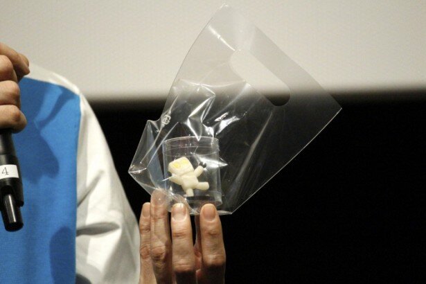 イベントの最後には、抽選で両監督手作りの特製「ニャッキ！」と「ロボット パルタ」のパペットがお客さんにプレゼントされました<br>