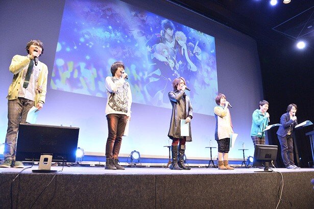 キャストの6人が「アイ★チュウ」と表紙に書かれた台本を持って登場！ 左から、井口祐一さん、村瀬歩さん、ロア健治さん、山本和臣さん、峰岸佳さん、白井悠介さん<br>