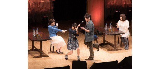 細谷佳正さんの指示で、アフレコの様子を再現。やはり松岡さんの右足が……！<br>