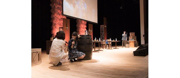 Webラジオの公開“非”録音コーナーでは、水浴びをする3人と覗きの疑いをかけられた松岡さんによる即興コントのような一幕も<br>