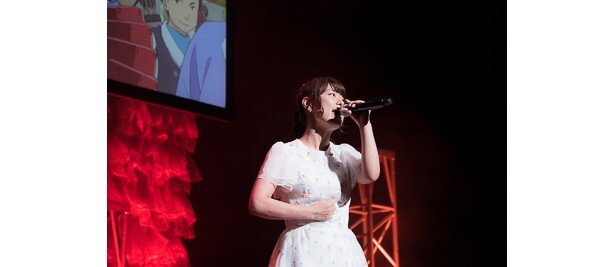 「Hey World」を歌う井口裕香さん<br>