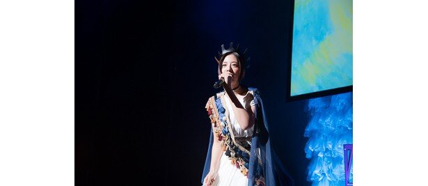 「RIGHT LIGHT RISE」を歌う分島花音さん<br>