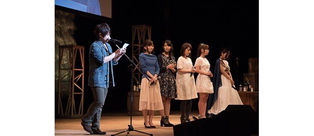 最後に原作者からの手紙を代読する松岡さん。やはり右足が……<br>