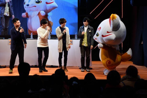 左から新垣樽助さん、古川慎さん、粕谷雄太さん、井口祐一さん。4人とも、ナビゲートキャラクターの“こんのすけ”に興味津々の様子<br>