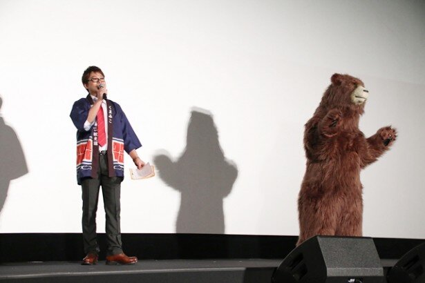 法被姿の興津和幸さんとクマ井ナツ<br>(C)2016 吉元ますめ・KADOKAWA刊/「くまみこ」製作委員会