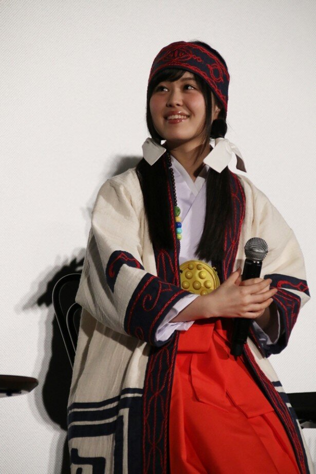 巫女衣装がお似合いの日岡なつみさん<br>(C)2016 吉元ますめ・KADOKAWA刊/「くまみこ」製作委員会