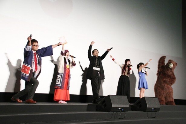 みんなでこのポーズで決め！<br>(C)2016 吉元ますめ・KADOKAWA刊/「くまみこ」製作委員会