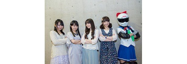 ポーズをとる「ばくおん!!」キャスト陣と“川崎来夢先輩”<br>