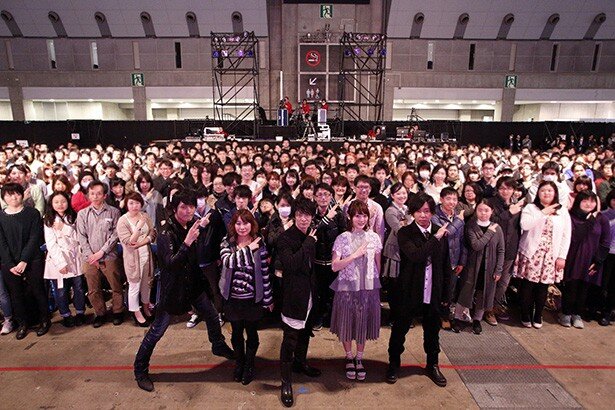 左から高橋さん、竹内さん、津田さん、花澤さん、日野さん。「デュエル」ポーズをキメながら、ファンと一緒にパチリ<br>